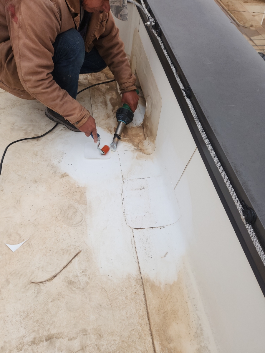Heat-welding a TPO membrane seam